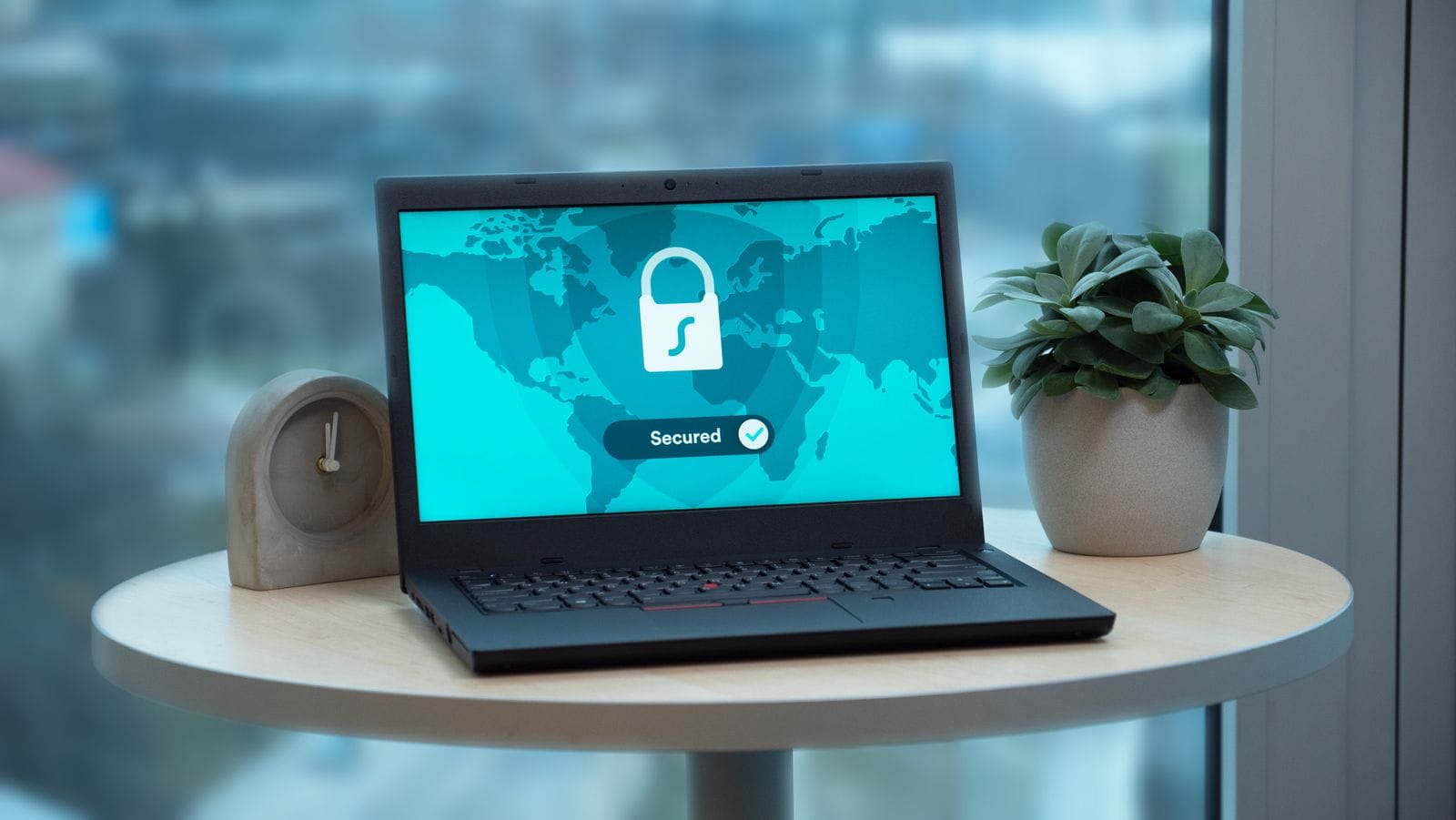 Ordenador con sistema seguro para comunicaciones confidenciales